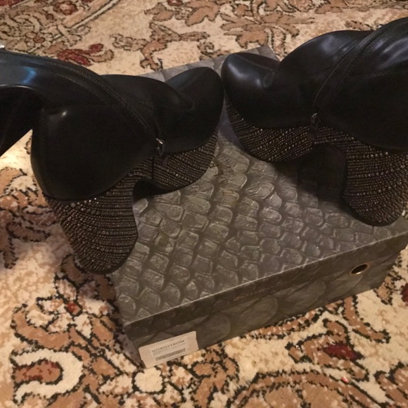 Used size 8 Black/rhinestone on bottom Boots - Picture 6 of 7